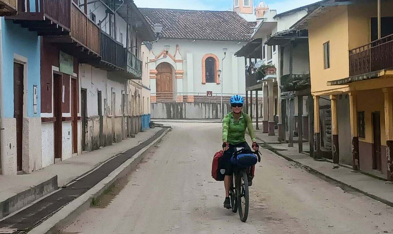 pyöräilyä ecuadorilaisessa kylässä