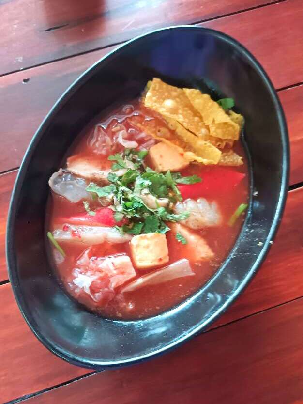 thaimaalaista Yen Ta Fo keittoa