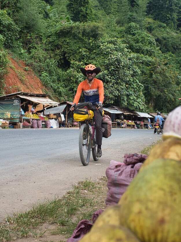 pyöräillen Laosin maaseudulla